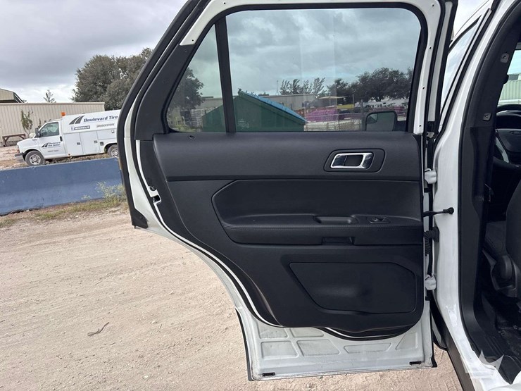 2019-ford-explorer-image-19