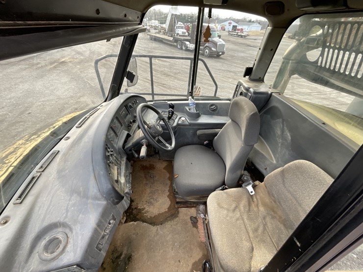 caterpillar-725-image-10