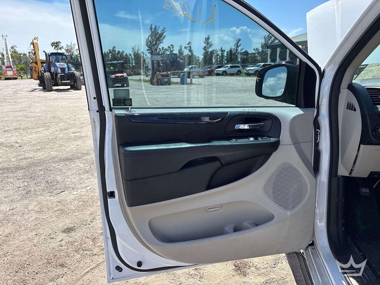 2017-dodge-grand-caravan-image-22