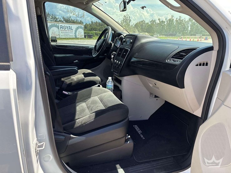 2017-dodge-grand-caravan-image-8