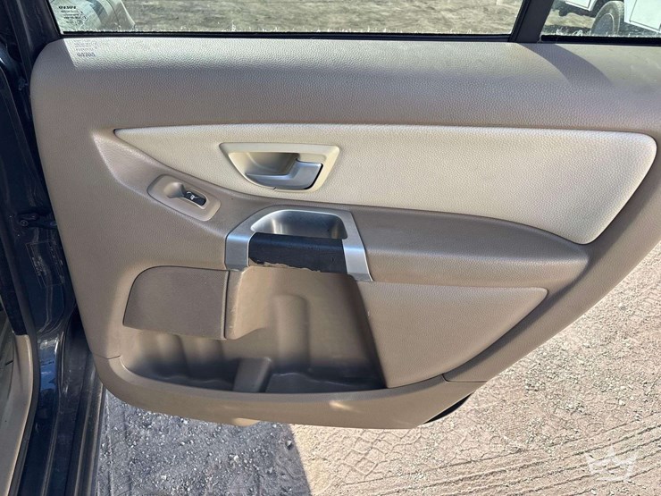 2010-volvo-xc90-image-24