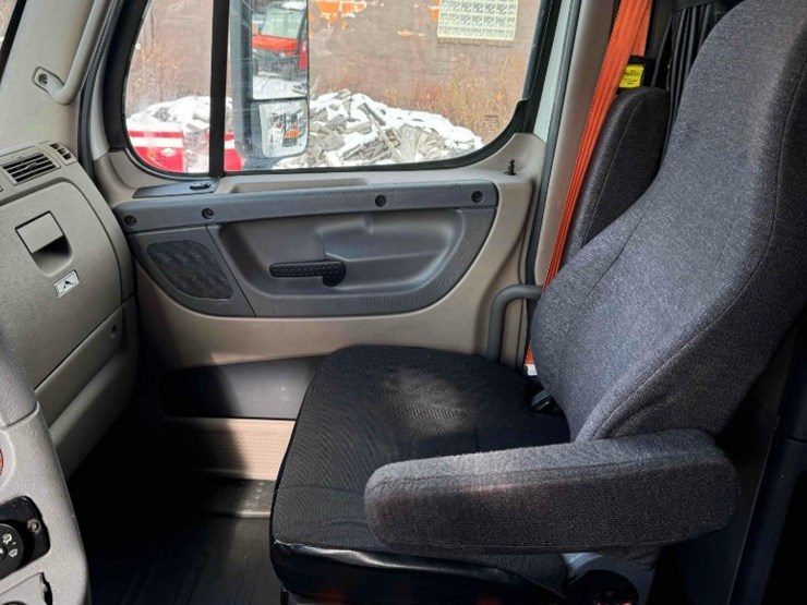 freightliner-cascadia-125-image-15