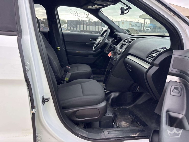 2019-ford-explorer-image-17