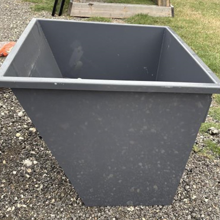 #142 • IRDH Mini Grey Hopper