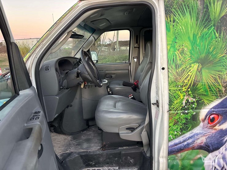 2004-ford-cargo-image-10