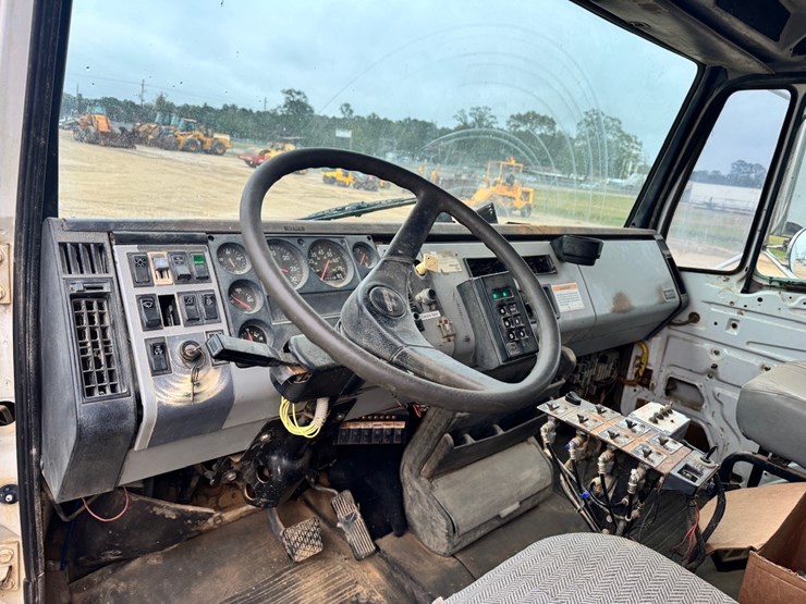 freightliner-fl112-image-17