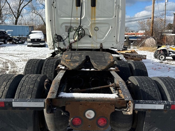 freightliner-cascadia-125-image-7