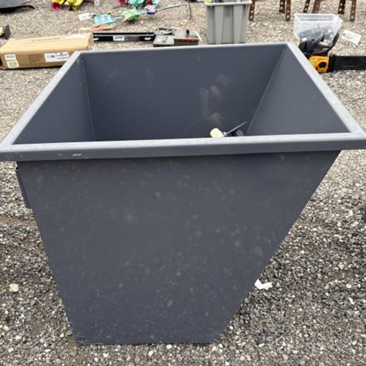 #138 • IRDH Mini Grey Hopper