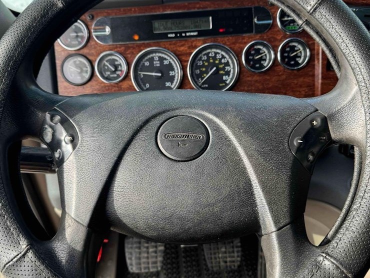 freightliner-cascadia-125-image-17