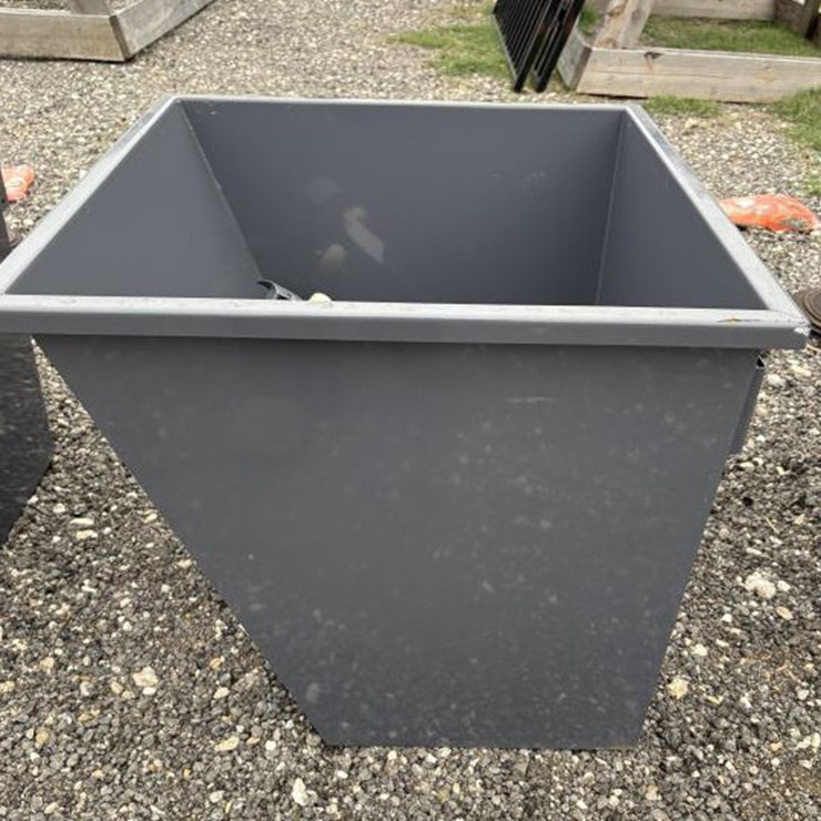 #141 • IRDH Mini Grey Hopper