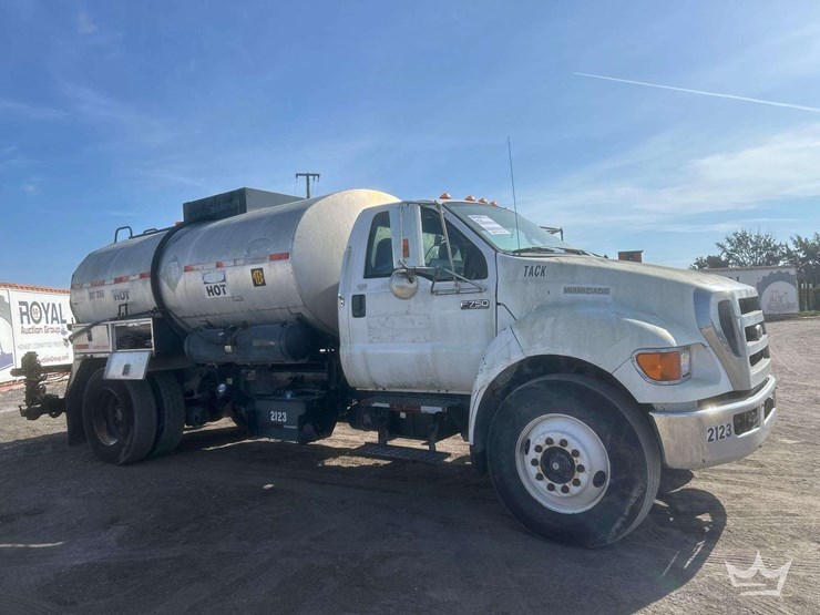 2011-ford-f750-image-3