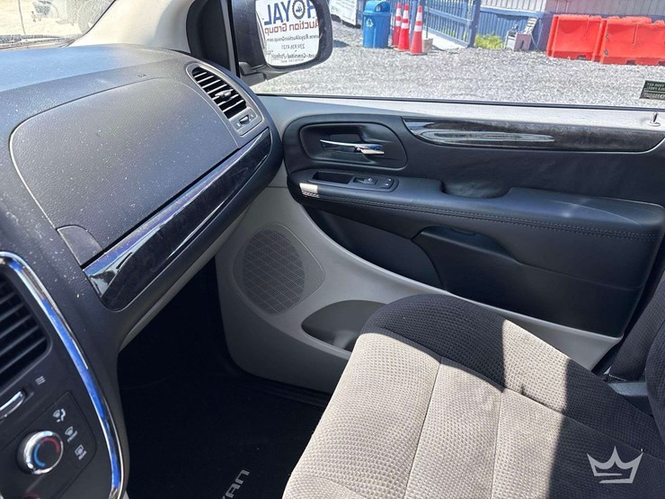 2017-dodge-grand-caravan-image-16