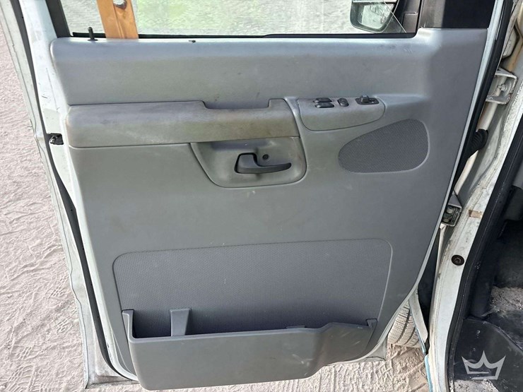 2004-ford-cargo-image-11