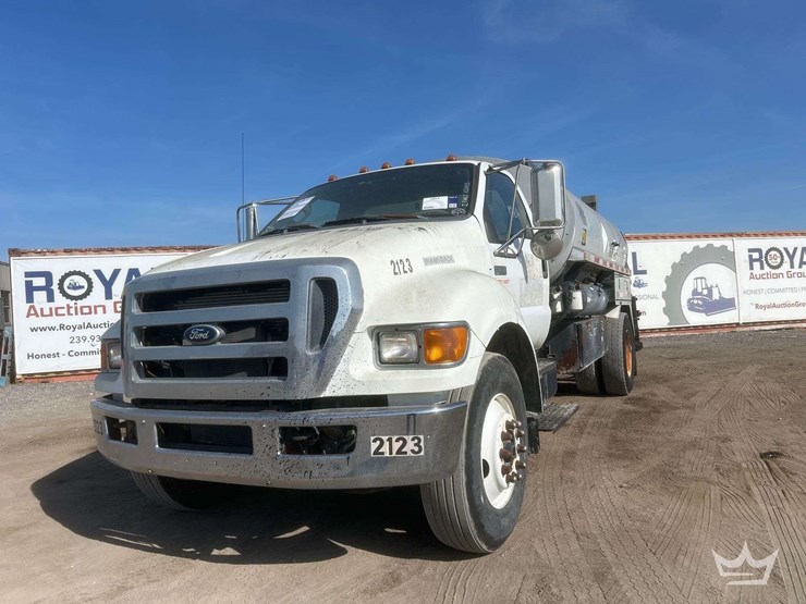 2011-ford-f750-image-1