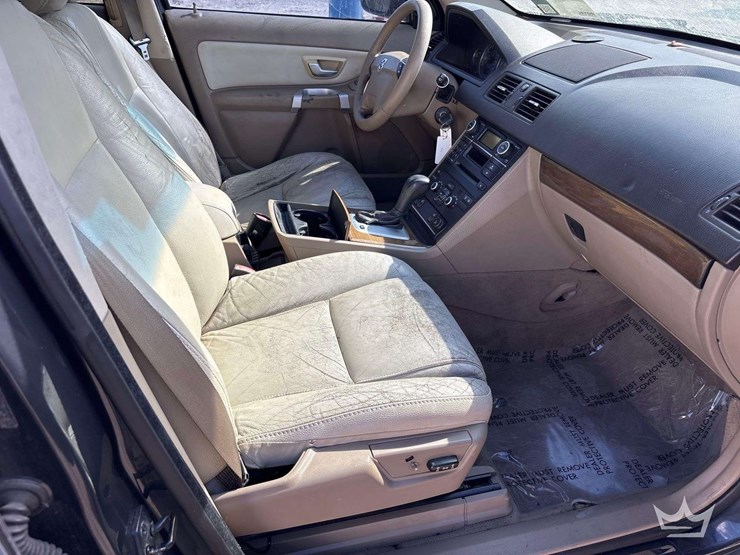 2010-volvo-xc90-image-18