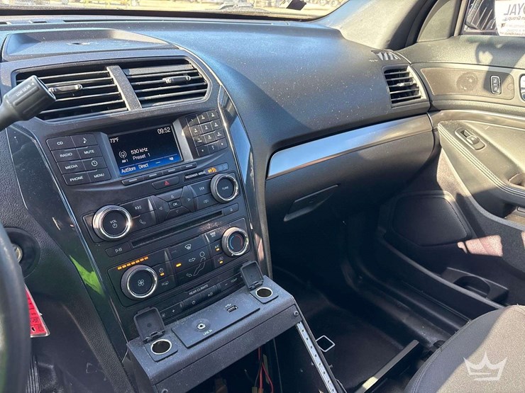 2018-ford-explorer-image-16