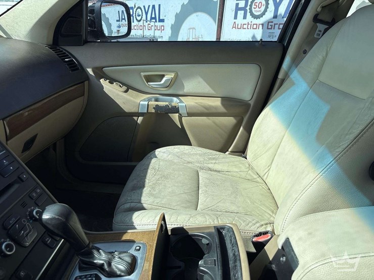 2010-volvo-xc90-image-17