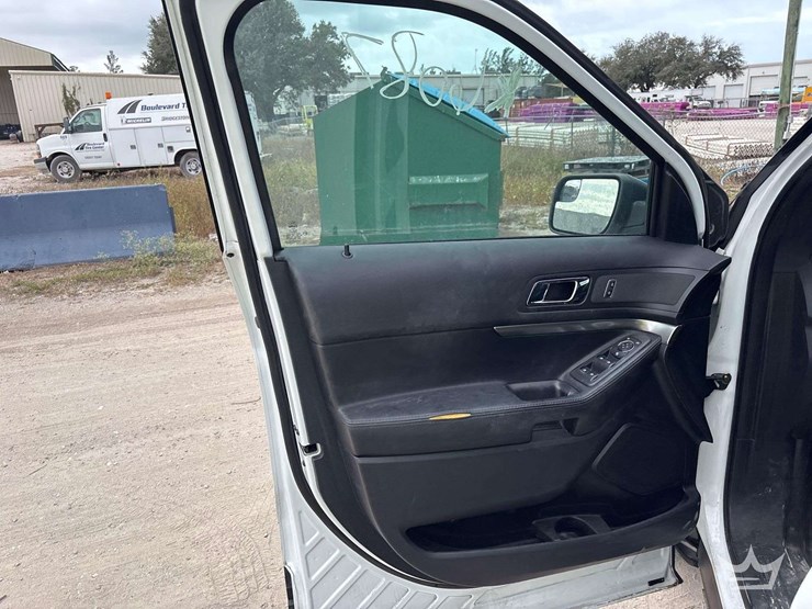 2019-ford-explorer-image-11