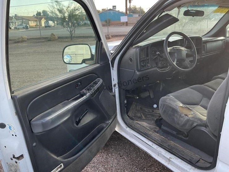 2005-chevrolet-silverado-2500-image-19