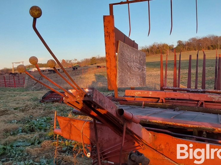 new-holland-1044-image-9