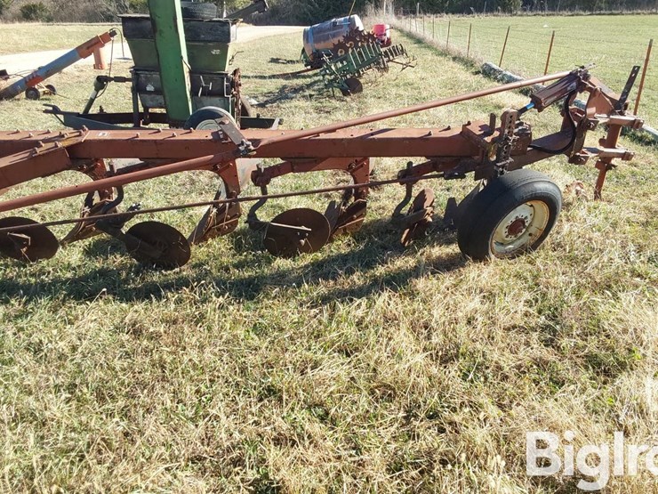 international-710-image-8