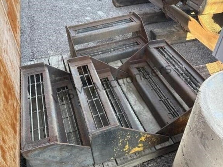 caboose-rail-car-w/-trucks-&-rail-section-image-35