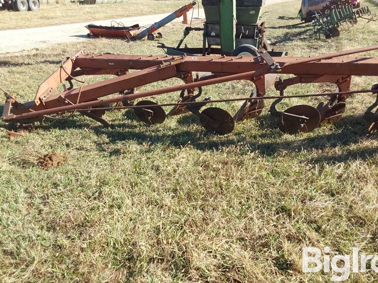 international-710-image-9