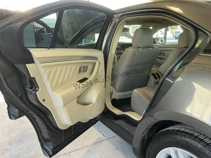 2015-ford-taurus-sdn-image-23