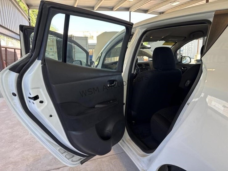 2015-nissan-leaf-s-hatchback-image-24