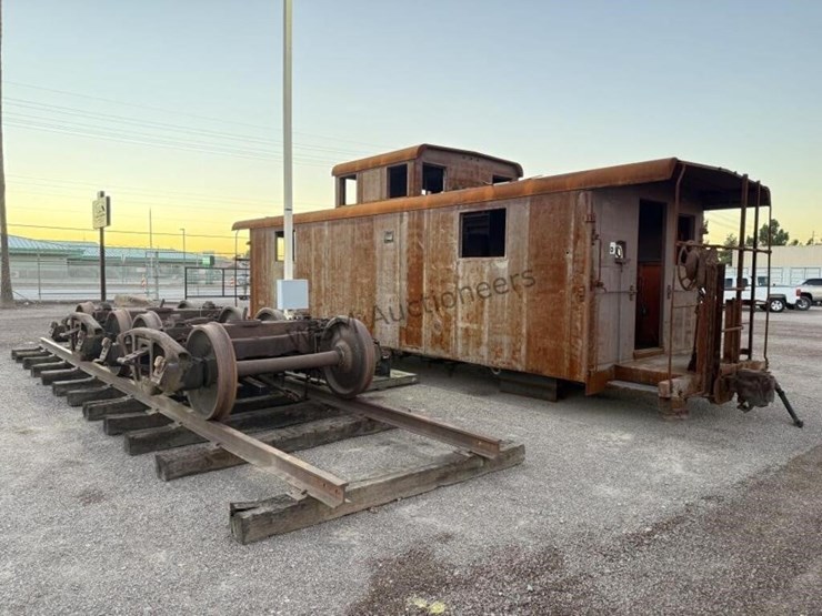 caboose-rail-car-w/-trucks-&-rail-section-image-7