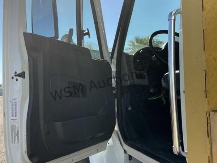 2009-international-7400-image-33