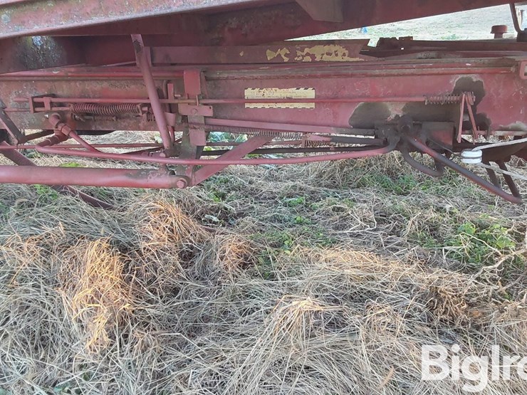 new-holland-1044-image-14