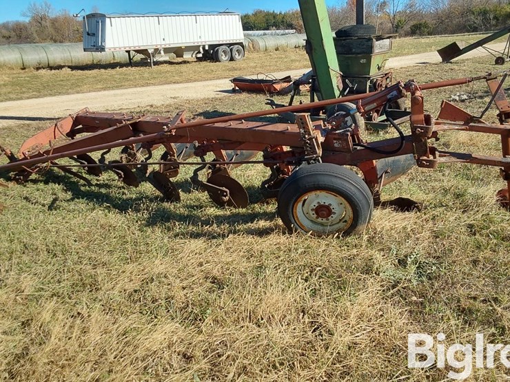 international-710-image-7