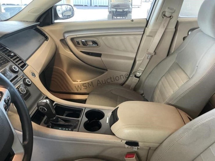 2015-ford-taurus-sdn-image-18