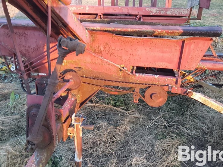 new-holland-1044-image-10