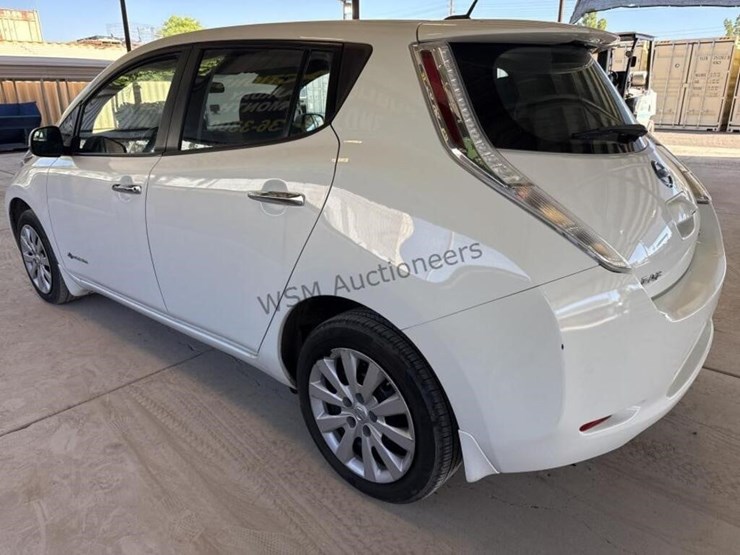 2015-nissan-leaf-s-hatchback-image-5