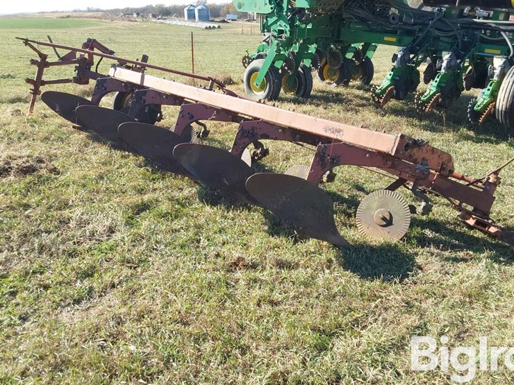 international-710-image-3