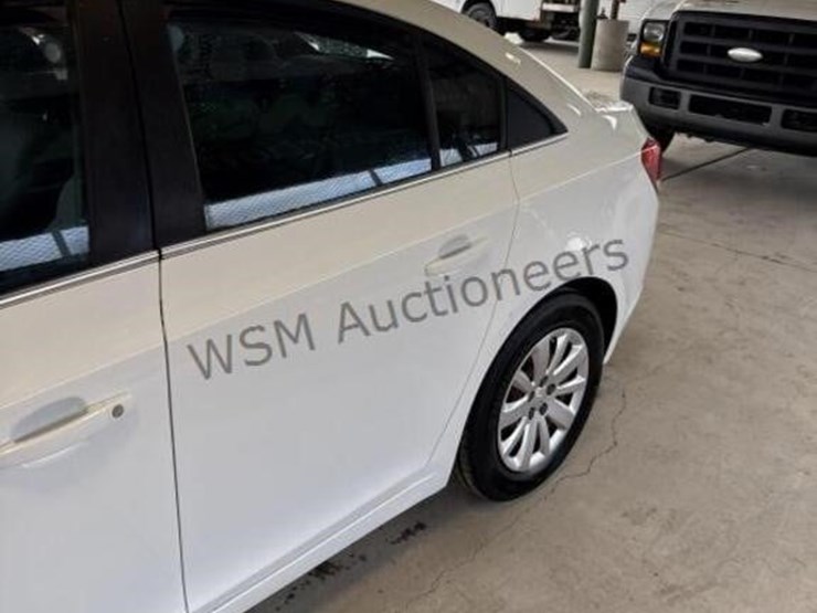 2011-chevrolet-cruze-lt-sdn-image-5