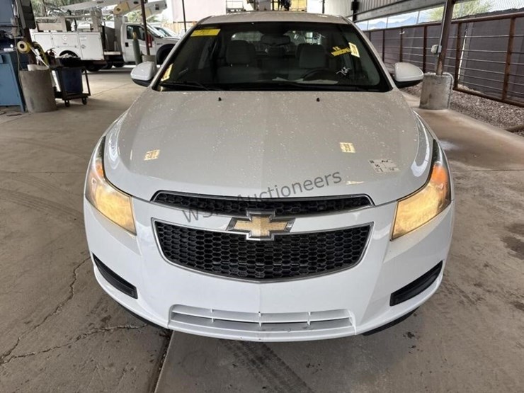 2011-chevrolet-cruze-lt-sdn-image-3