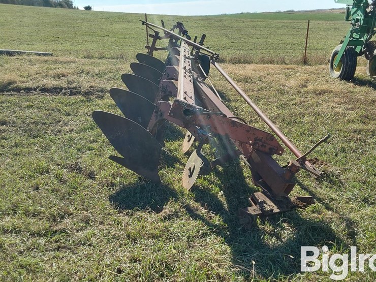 international-710-image-2