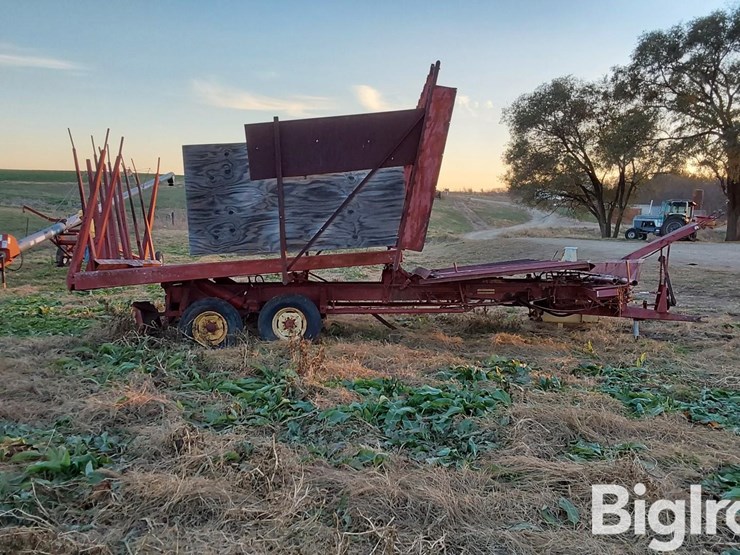 new-holland-1044-image-4