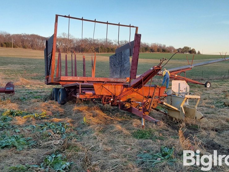 new-holland-1044-image-3