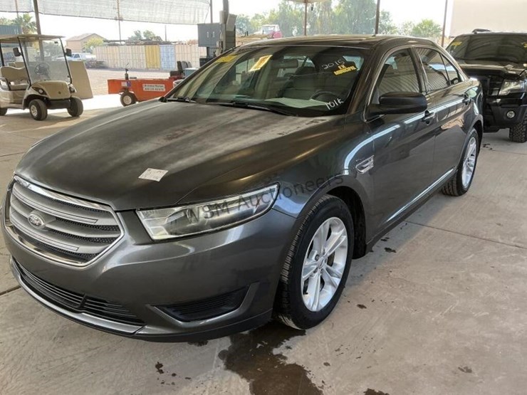 2015-ford-taurus-sdn-image-4