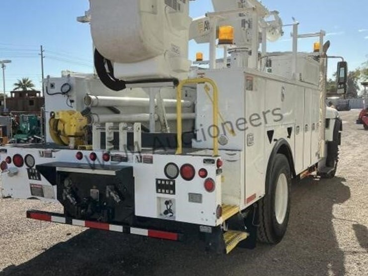 2015-international-7400-image-5