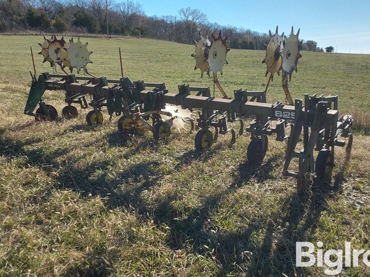 john-deere-825-image-1