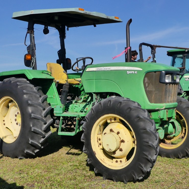 JOHN DEERE 5075E