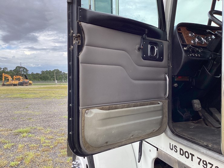 peterbilt-379-image-16