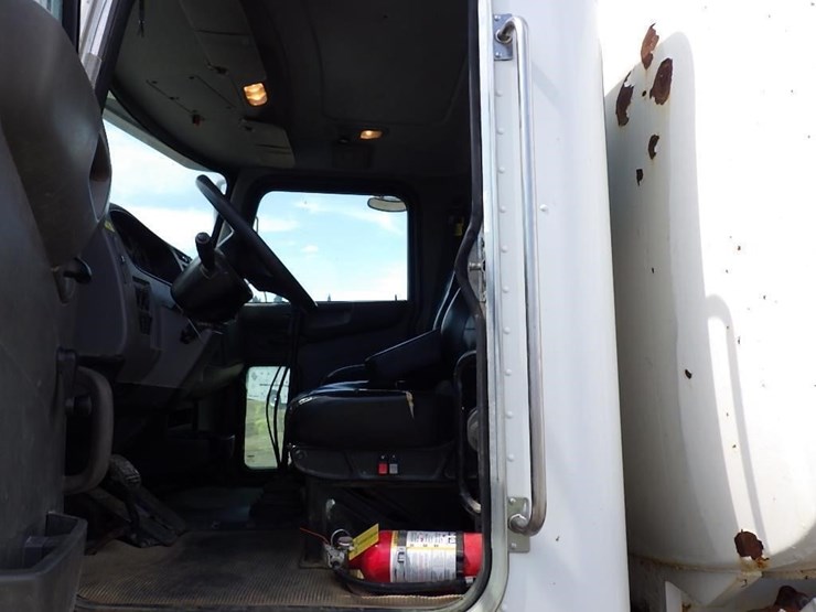 2016-peterbilt-348-image-27