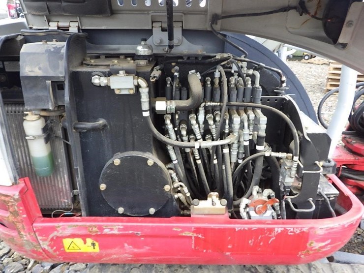 2016-takeuchi-tb230-image-16