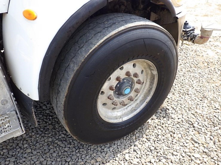 2016-peterbilt-348-image-47